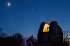 Pozorování oblohy v historické kopuli ondřejovské 

observatoře (foto Vlastimil Vojáček)